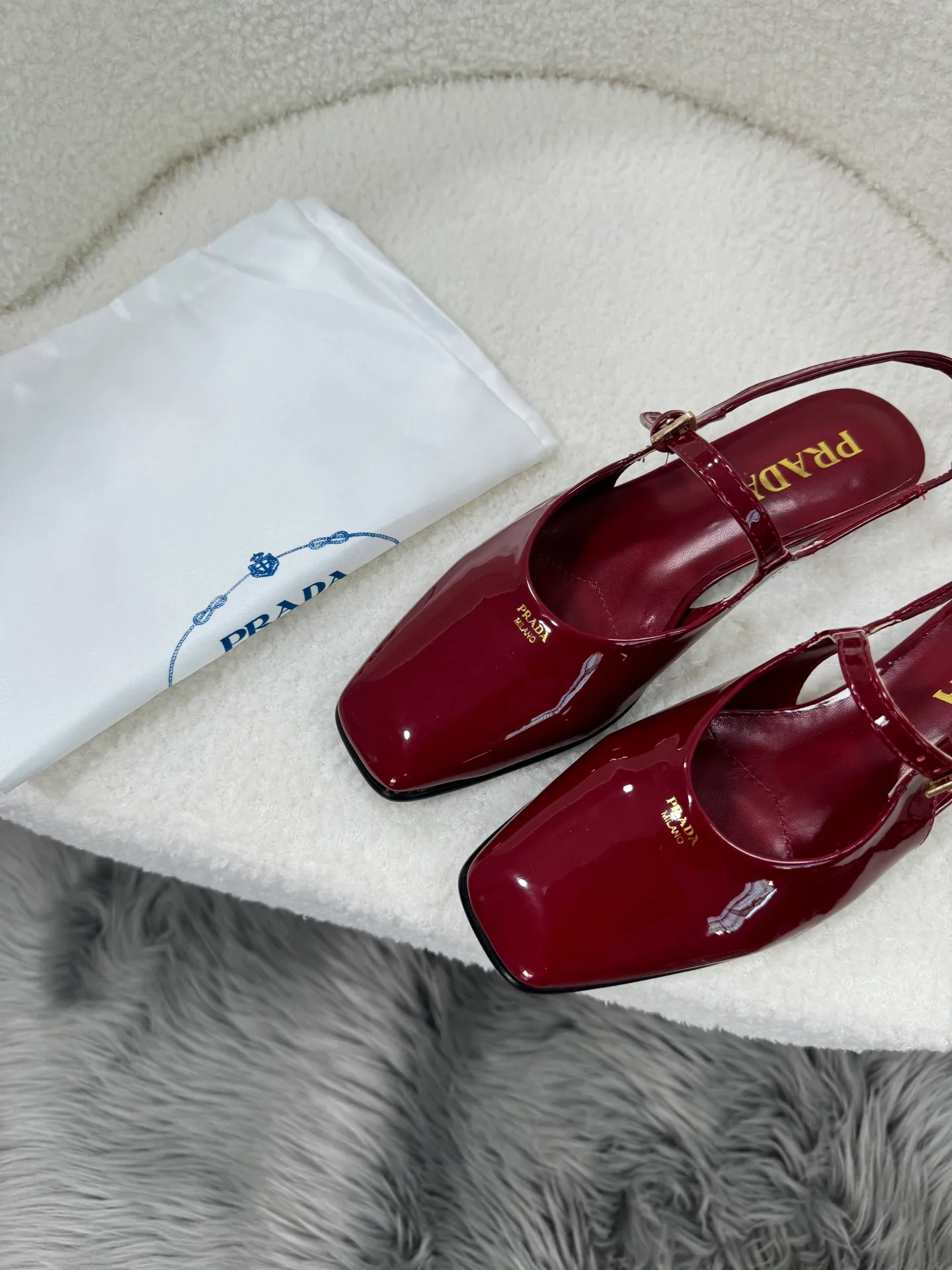👟👟Ex-factory price 460👟👟Prada top version 🌸2025 launches Prada back-slip shoes, a must-have item for women 🆚😍😍😍——————😍😍😍🆚 💥PRADA's early spring T-stage catwalk show is the same style as "Dreams Never Sleep". Prada can use it on important occasions. The fresh style has a bit of nobility and is perfect on the feet. 💃💃 Wear this shoe with it. It is elegant and crystal clear, regardless of various accessories. The materials are all exclusively customized one-to-one and must be zero-distance from the original. The entire series is full of exciting and unexpected combinations of elements. The expression of different materials and textures of fabrics has a strong artistic flavor, allowing you to appreciate the ever-changing style of Prada girls. Bulling Bulling’s classic + candy color 🍬 paired with a creative letter logo! An eye-catching design! So feminine! Wear it and you will be the most beautiful girl in this gai! 😍😍😍 1⃣ Upper: imported patent leather cowhide 2⃣ Lining: imported mixed sheepskin 3⃣ Outsole: Italian genuine leather outsole 4⃣ Size: 35-40 (41 can be customized)